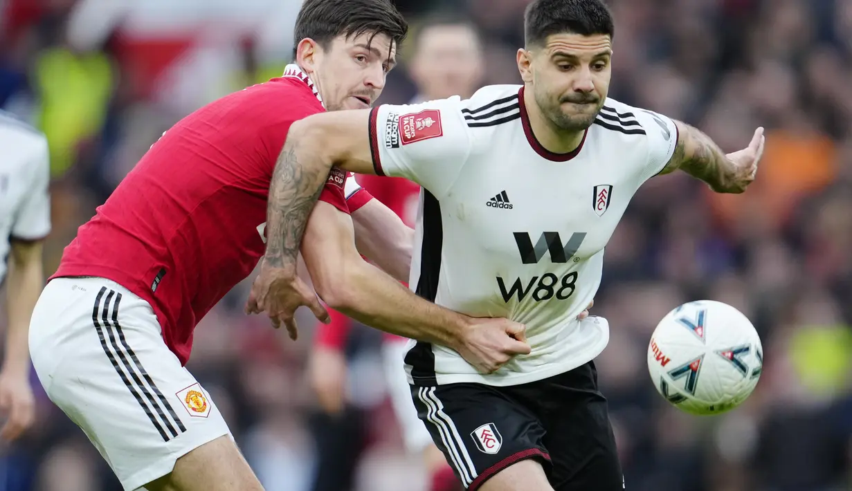 MU sempat tertinggal lebih dahulu akibat gol Aleksandar Mitrovic. (AP Photo/Jon Super)
