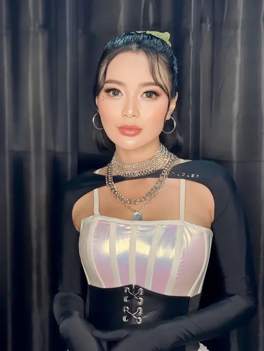 Wika Salim hadir di IKN untuk tampil di acara Malam Apresiasi Nusantara. Ia mengenakan bustier putih shining dipadukan outer hitam serasi dengan obi. Kalung silver layering melengkapi penampilannya. [@wikasalim]