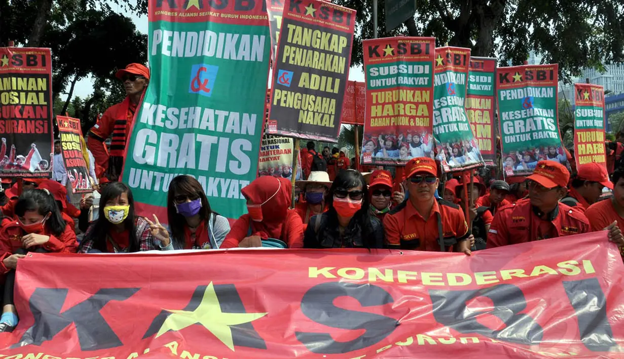 Sejumlah massa dengan berseragam merah berorasi dan meneriakkan yel-yel sambil menenteng spanduk, Jakarta, (15/9/14). (Liputan6.com/Miftahul Hayat)