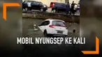 Sebuah mobil yang dikendarai seorang wanita nyungsep ke kali saat hendak menghindari pemotor yang berada di depannya.
