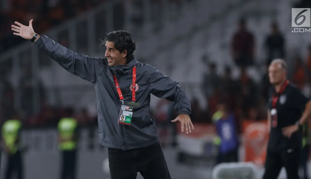 Pelatih Persija, Stefano Cugurra memberi arahan saat laga melawan Johor Darul Takzim pada lanjutan penyisihan Grup H Piala Asia 2018 di Stadion GBK, Jakarta, Selasa (10/4). Persija menang telak 4-0. (Liputan6.com/Helmi Fithriansyah)