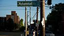 Muhammad Ali diabadikan menjadi nama sebuah jalan di Louisville, Kentucky, AS, (10/6/2016). (AFP/Brendan Smialowski)