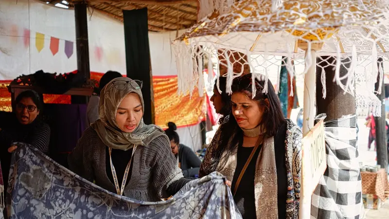 Kerajinan lokal Indonesia menjadi daya tarik bagi warga negara asing ketika dipamerkan di acara Surajkund International Craft Mela 2020, India.