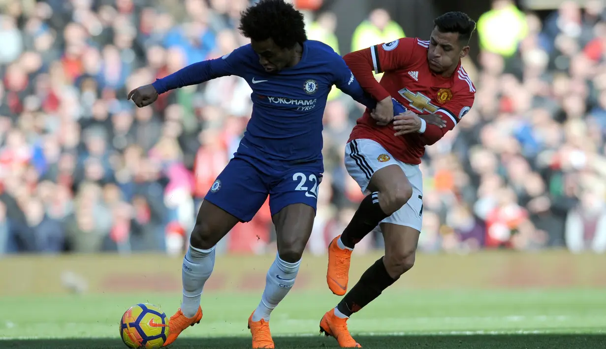 Pemain Chelsea, Willian berebut bola dengan pemain Manchester United, Alex Sanchez pada laga pekan ke-28 Premier League, di Old Trafford, Minggu (25/2). Manchester United menuai kemenangan tipis 2-1 atas Chelsea. (AP/Rui Vieira)