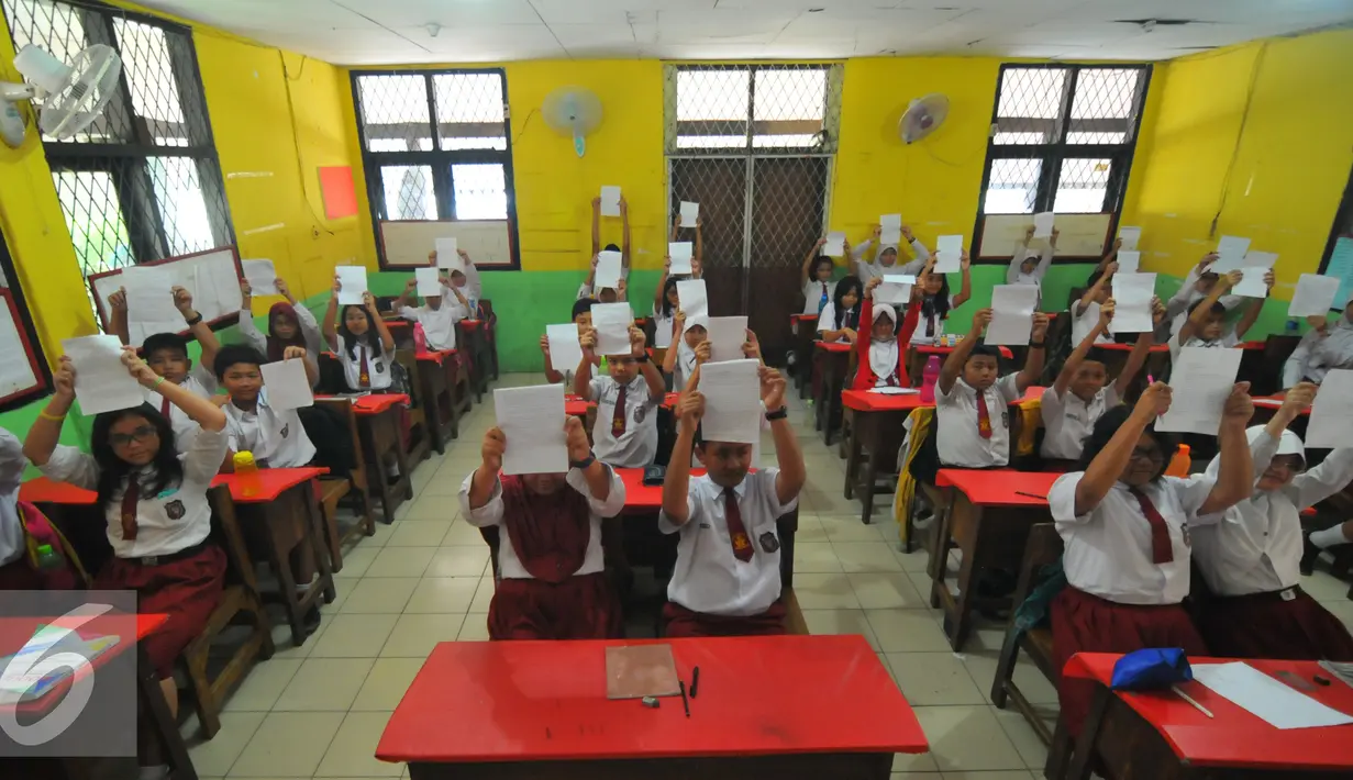 Siswa-siswi menunjukan surat untuk Presiden RI. Joko Widodo di SDN Sukasari 4 Kota Tangerang, (29/16). Isi Surat Siswa-siswi tersebut meminta Presiden Jokowi bisa hadir ke sekolahan kami di SDN Sukasari 4 Kota Tangerang. (Liputan6.com/Faisal R Syam)