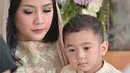 Nagita Slavina dan Rafathar terlihat begitu khusyuk sasat menjalani acara pengajian. (Foto: instagram.com/chevirgo)