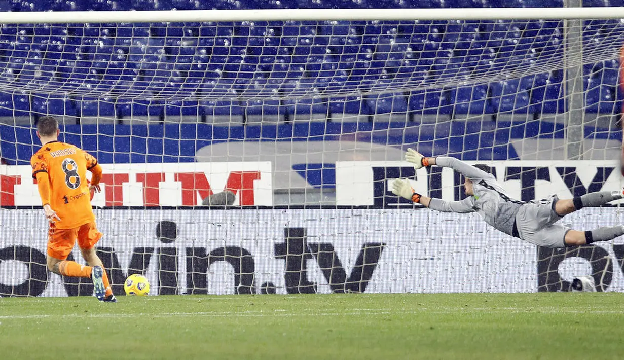 Pemain Juventus, Aaron Ramsey, mencetak gol ke gawang Sampdoria pada laga Liga Italia di Stadion Luigi Ferraris, Sabtu (30/1/2021). Juventus menang dengan skor 2-0. (Tano Pecoraro/LaPresse via AP)