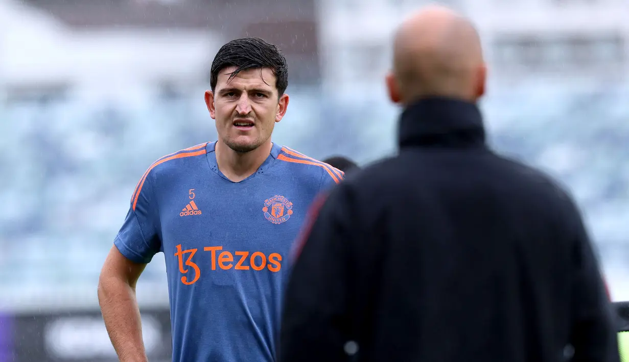 Erik ten Hag memiliki PR besar di lini belakang Manchester United saat kedatangannya. Setan Merah tercatat mengalami kebobolan sebanyak 57 gol pada musim lalu. Menurunkan kapten klub Harry Maguire ke dan Victor Lindelof ke bangku cadangan adalah langkah yang berani. Ten Hag mempercayakan benteng pertahanan kepada duet Lisandro Martinez dan Raphael Varane. Casemiro pun juga bertindak cemerlang sebagai perisai di depan pertahanan. Musim ini, Manchester United berhasil membuat delapan clean sheet dalam 18 pertandingan di Liga Inggris. (AFP/Trevor Collens)