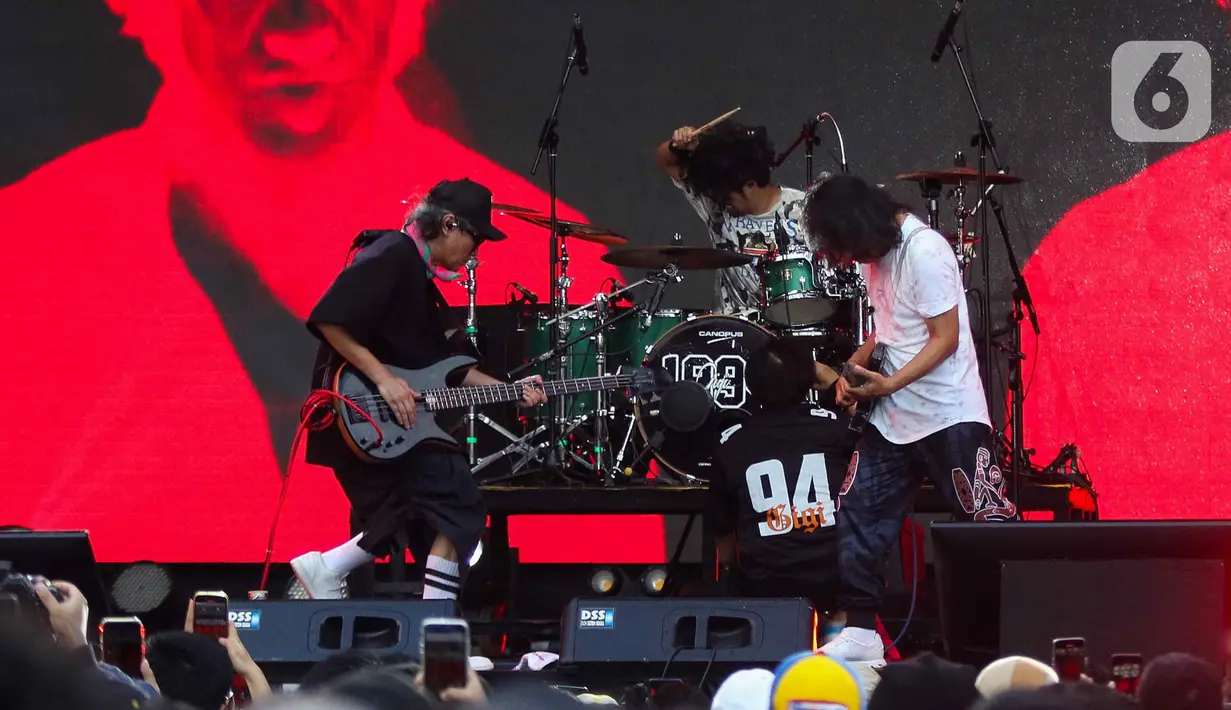 Tidak sedikit penonton festival musik Synchronize Fest 2024 yang ikut berjingkrak-jingkrak mengikuti entakan musik GIGI. (Liputan6.com/Herman Zakharia)