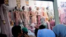 Beberapa model busana muslim dipajang di salah satu kios Pasar Tanah Abang, Jakarta, Kamis (26/6/14). (Liputan6.com/Faizal Fanani)