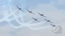Tim Jupiter Aerobatic TNI AU beraksi dalam peringatan Hari Ulang Tahun ke-69 TNI AU Tahun 2015 di Pangkalan Udara Halim Perdanakusuma, Jakarta, Kamis (9/4/2015). Acara tersebut menampilkan demo darat dan atraksi udara. (Liputan6.com/Herman Zakharia)