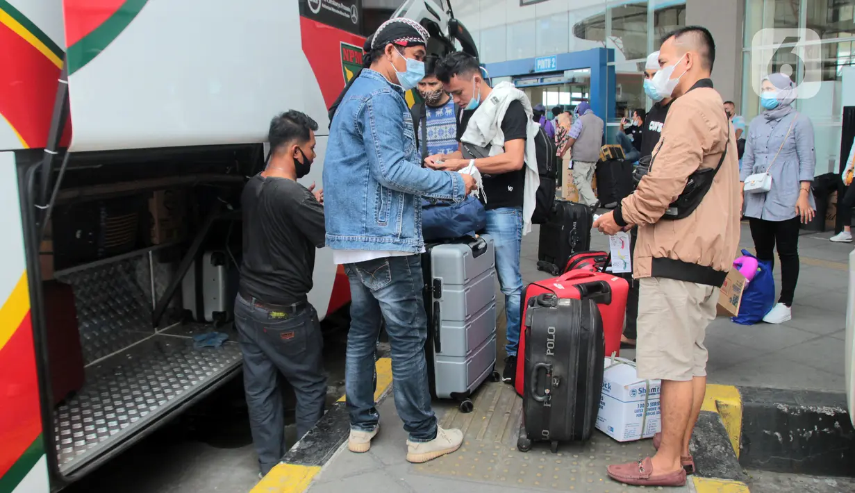 Calon penumpang memasukkan barang bawaannya ke dalam bagasi bus di Terminal Pulo Gebang, Jakarta, Selasa (4/5/2021). Jumlah penumpang yang berangkat dari Terminal Pulo Gebang terus meningkat jelang diberlakukannya aturan larangan mudik Lebaran mulai 6 Mei-17 Mei 2021. (Liputan6.com/Herman Zakharia)