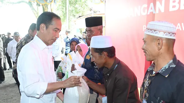 Presiden Jokowi menyerahkan bantuan pangan cadangan beras pemerintah di Gudang Bulog GDT Huta Lombang, Kabupaten Padang Lawas, Sumatra Utara, Jumat (15/3/2024).