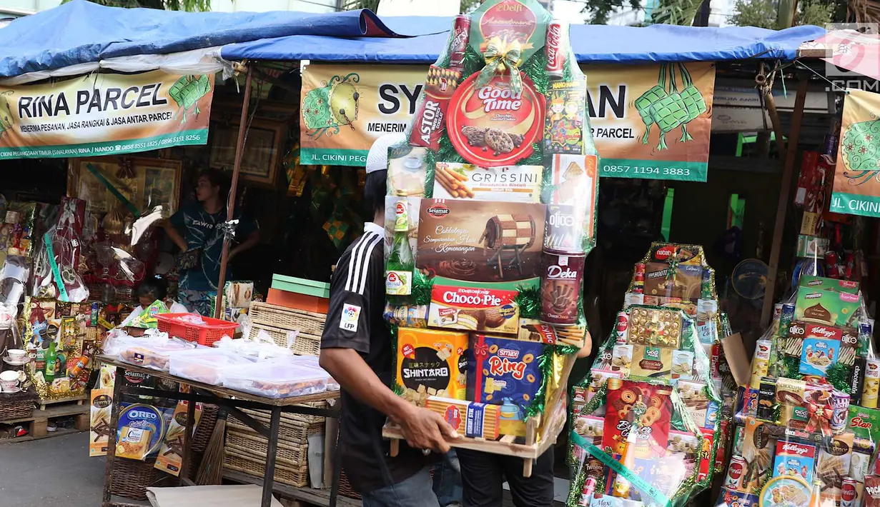 Pedagang membawa parsel yang dujual di kawasan Cikini, Jakarta, Rabu (6/6). Menjelang Hari Raya Idul Fitri, penjualan parsel para pedagang dadakan tersebut meningkat hingga 50 persen. (Liputan6.com/Immanuel Antonius)