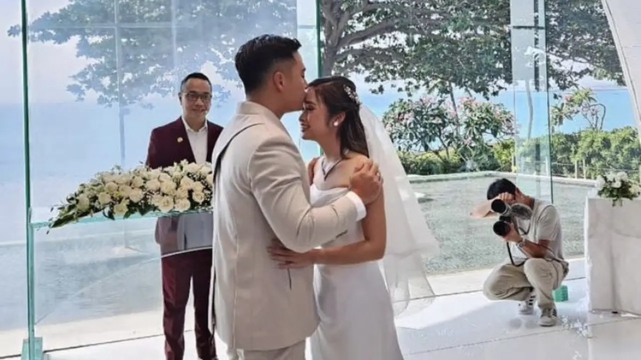 Tampilan Elegan Gritte Agatha Pemberkatan Pernikahan Bersama Arif Hidayat