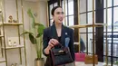 Menpar Widi pun terlihat cantik dengan lipstik merah dan ponytail rapi. Kacamata frameless kesayangannya bikin kesan smart dan elegan [@widi.wardhana]