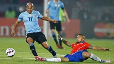 Duel panas terjadi antara Chile melawan Uruguay pada pertandingan perempat final Copa Amerika 2015 di National Stadium, Santiago, Chile, (25/6/2015). Chile melaju ke semifinal usai mengalahkan Uruguay 1-0. (REUTERS/Ivan Alvarado)