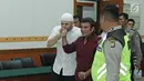 Ridho Rhoma mencium tangan Rhoma Irama usai menjalani sidang putusan di PN Jakarta Barat , Selasa (19/9). Ridho Rhoma divonis 10 bulan penjara dipotong masa tahanan dan menjalankan Rehabilitasi di RSKO. (Liputan6.com/Herman Zakharia)