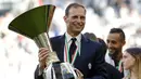 Pelatih Juventus, Massimiliano Allegri berpose dengan trofi merayakan gelar juara Liga Italia di Juventus Stadium, Turin, (21/5). Bagi Juveventus, ini merupakan scudetto ke-33 atau yang keenam secara beruntun. (AP Photo/Antonio Calanni)
