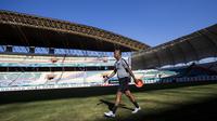 Pelatih Timnas Indonesia, Kurniawan Dwi Yulianto, bersiap memimpin latihan di Stadion Wibawa Mukti, Jawa Barat, Senin (10/9/2018). Latihan ini persiapan jelang laga uji coba melawan Mauritius. (Bola.com/Vitalis Trisna)
