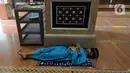 Umat muslim tertidur di Masjid Kubah Emas, Depok, Jawa Barat, Jumat (16/4/2021). Bulan suci Ramadhan dimanfaatkan umat muslim untuk memperbanyak amalan dan ibadah di antaranya sholat sunah, zikir, dan tadarus Alquran.
(merdeka.com/ Arie Basuki)