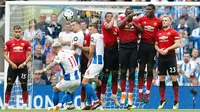 Pemain Brighton & Hove Albion, Anthony Knockaert melakukan tendangan bebas saat bertanding melawan Manchester United pada lanjutan Liga Inggris di stadion Amex, Brighton, (19/8). Brighton berhasil mengalahkan MU 3-2. (AP Photo/Alastair Grant)