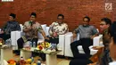 Ketua Umum PKB, Muhaimin Iskandar (kedua kiri) saat melakukan pertemuan dengan tokoh lintas agama dan partai di Jakarta, Selasa (23/5). Pertemuan membahas masalah kebangsaan menuju Indonesia yang damai. (Liputan6.com/Helmi Fithriansyah)