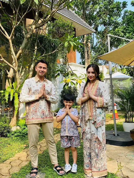 Kini Nagita Slavina sudah menjadi istri Raffi Ahmad. Mereka menikah pada 17 Oktober 2014 dan sudah memiliki seorang anak laki-laki yang diberi nama Rafathar Malik Ahmad. (Instagram/raffinagita1717)