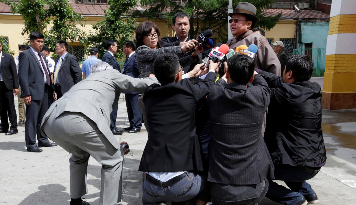 Sejumlah awak media saat bertanya kepada Presiden Mongolia, Tsakhiagiin Elbegdorj sebelum  menghadiri pemilihan parlemen di sebuah TPS di Ulaanbaatar, Mongolia, Rabu (29/6). (REUTERS/Jason Lee)