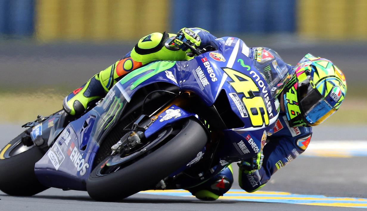 Nasib buruk dialami Valentino Rossi, pebalap asal Italia itu gagal finis karena terjatuh saat memasuki lap terakhir. (EPA/Eddy Lemaistre)