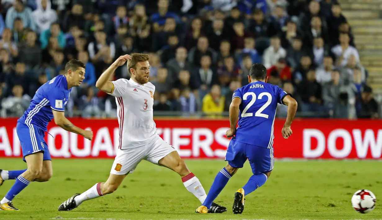 Gelandang Spanyol, Asier Illaramendi, melepas umpan saat melawan Israel pada laga kualifikasi Piala Dunia 2018 di Stadion Teddy, Yerusalem,Senin (9/10/2017). Israel kalah 0-1 dari Spanyol. (AFP/Jack Guez)