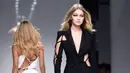 Model asal Amerika Serikat, Gigi Hadid tampil dalam balutan blazer transparan koleksi Atelier Versace pada rangkaian Paris Haute Couture Fashion Week Spring-Summer 2016 di Paris, Minggu (24/1). (AFP PHOTO / Miguel Medina)