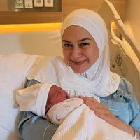 Nina Zatulini baru saja melahirkan anak ke-4 dengan wajah glowing. [@natasharizkynew]