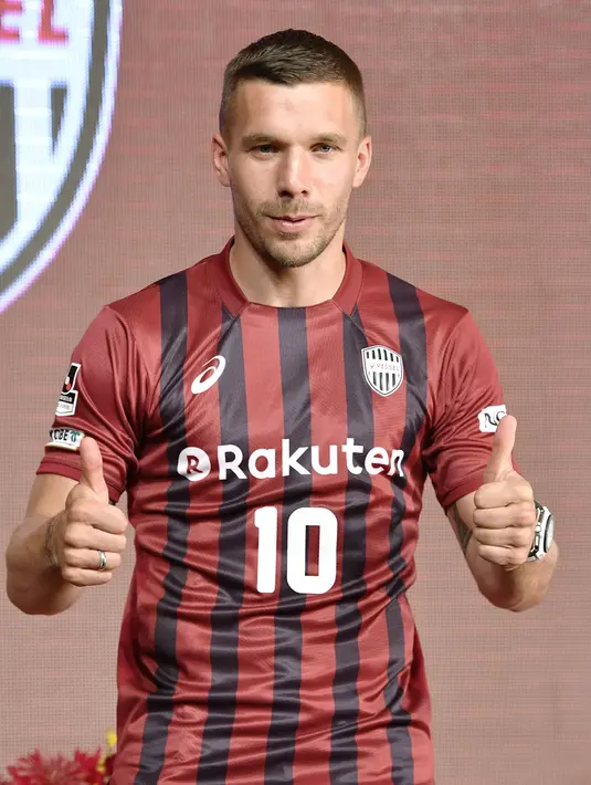 Eks pemain Arsenal, Lukas Podolski memakai seragam klub Vissel Kobe saat konferensi pers ddi Kobe, Jepang barat, (6/7). Podolski akan bermain untuk klub Jepang Vissel Kobe. (Tsuyoshi Ueda/Kyodo News via AP)