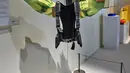 Instalasi seni oleh Marc Owens berjudul "Avatar Machine 2010" ditampilkan di museum Art Science, Singapura, Kamis (18/5). Pameran futuristik ini adalah karya dari 40 lebih seniman internasional, ilmuwan, teknolog dan desainer (AFP FOTO / ROSLAN RAHMAN)