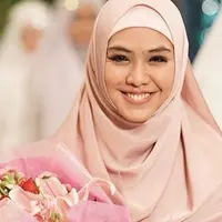 Oki Setiana Dewi dan Suami, Ory Vitrio memilih diam agar masalah cepat selesai.