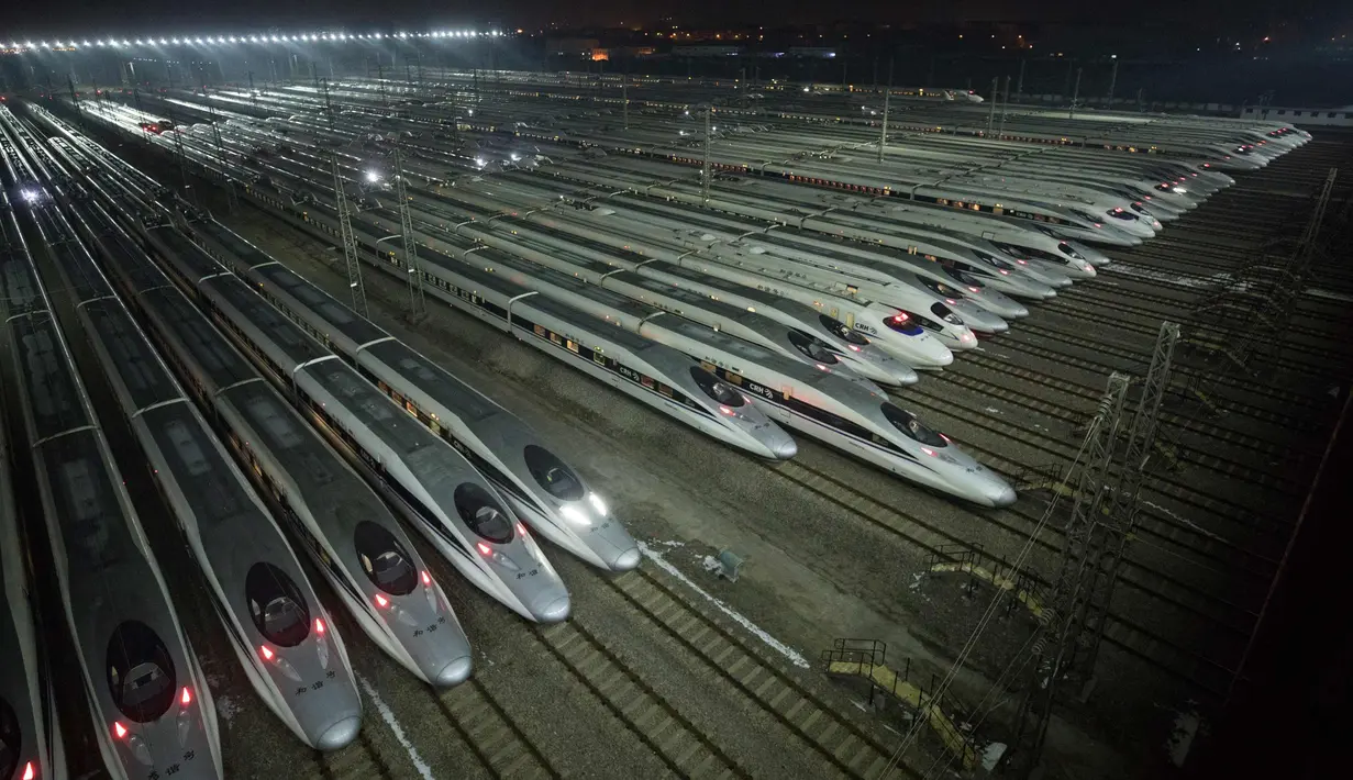Kereta api berkecepatan tinggi terlihat di pusat perawatan di Wuhan, provinsi Hubei, China, (1/20). Tahun Baru Imlek jatuh pada tanggal 16 Februari tahun ini, dengan perayaan di China dijadwalkan berlangsung selama seminggu. (AFP Photo)