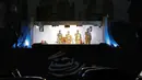 Sekelompok pria melakukan presentasi pada bulan suci Ramadan di tengah pandemi COVID-19 saat para jemaah menontonnya dari dalam mobil mereka di area parkir Taman Eram, Teheran, Iran, Kamis (30/4/2020). (STR/AFP)