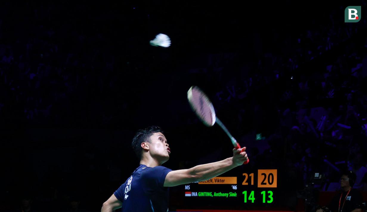 Tunggal putra Indonesia, Anthony Ginting, saat melawan wakil Denmark, Viktor Axelsen, pada laga final Indonesia Open 2023 di Istora Gelora Bung Karno, Jakarta, Minggu (18/6/2023). Axelsen menang dengan skor 21-14 dan 21-13. (Bola.com/M Iqbal Ichsan)