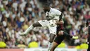 Bek Real Madrid Antonio Rudiger berebut bola dengan bek Red Bull Leipzig Abdou Diallo pada matchday 2 Liga Champions berlangsung di Santiago Bernabeu, Kamis (15/9/2022) dini hari WIB. Real Madrid menang susah payah 2-0 kala menjamu RB Leipzig. (AP Photo/Manu Fernandez)