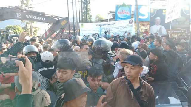 Penertiban pedagang kaki lima (PKL) oleh Satuan Polisi Pamong Praja (Satpol PP) di kawasan Gunung Mas Puncak, Cisarua, Kabupaten Bogor, diwarnai perlawanan dari pedagang. (Achmad Sudarno).