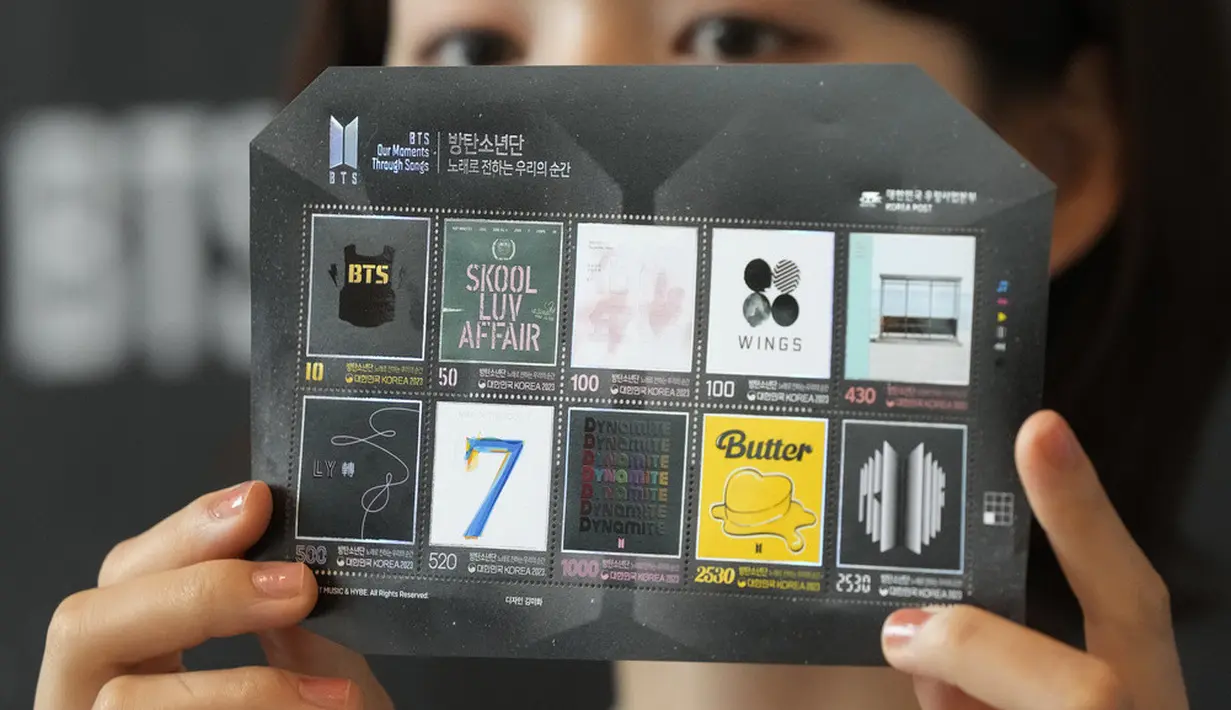 <p>"Banyak penggemar BTS atau ARMY yang meminta agar prangko BTS dirilis sehingga kami juga ingin meluncurkan prangko spesial ini untuk peringatan 10 tahun mereka," tutur Kim Mi-hwa selaku desainer prangko tersebut. (AP Photo/Ahn Young-joon)</p>