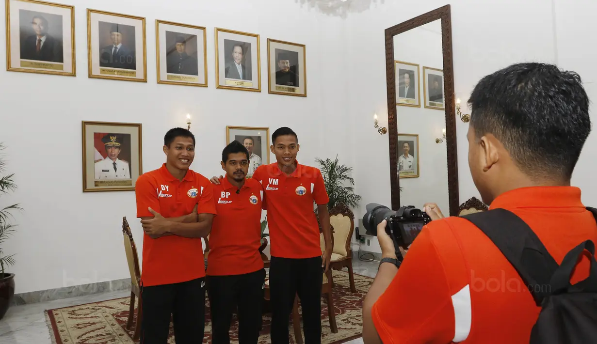 Pemain Persija foto bersama di Balai Kota, Jakarta, Rabu (19/7/2017). Kedatangan RCD Espanyol ke Jakarta untuk melakukan laga persahabatan melawan Persija. (Bola.com/M Iqbal Ichsan)