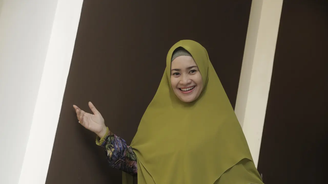 Gaya Anggun Ikke Nurjanah Saat Memakai Hijab Syar'i