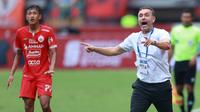 Pelatih Persija Jakarta, Thomas Doll saat melawan Arema FC dalam laga pekan ke-23 BRI Liga 1 2022/2023 di Stadion Patriot Candrabhaga, Bekasi, Minggu (12/2/2023) sore WIB. Persija menang dengan skor 2-0. (Bola.com/M Iqbal Ichsan)