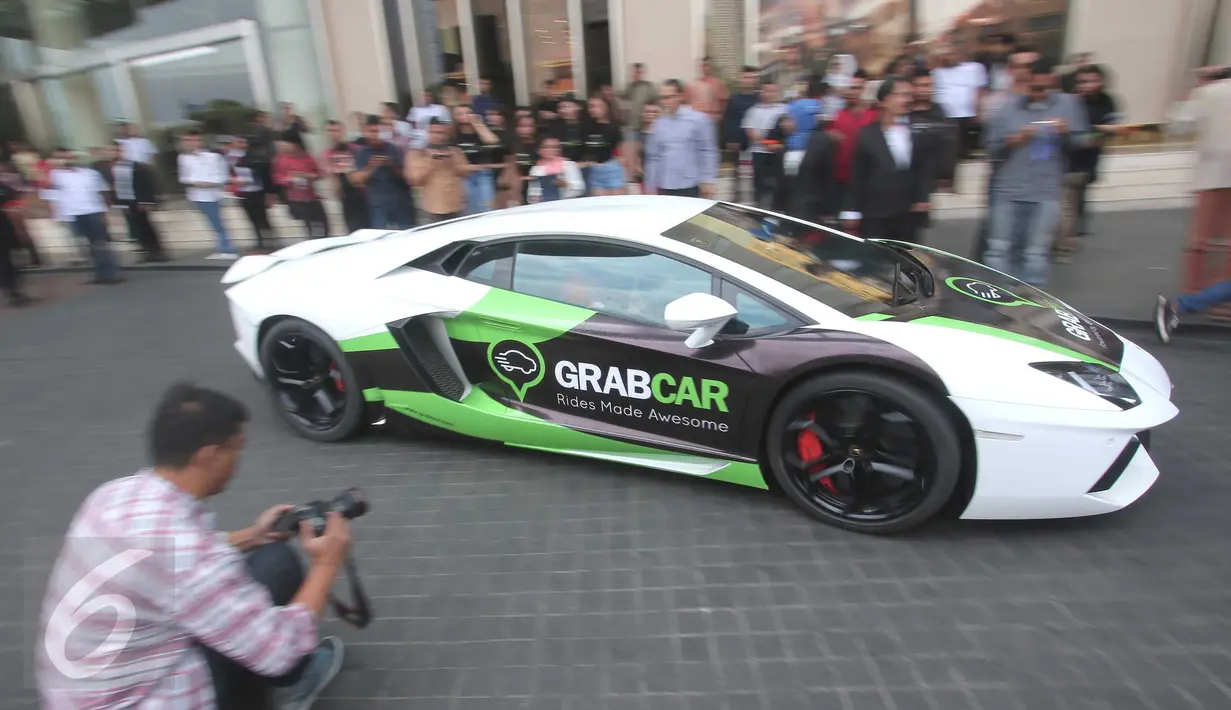 Supercar Lamborghini yang diluncurkan Grabcar, layanan pesan kendaraan berbasis aplikasi di Jakarta, Rabu (21/10). Layanan ini hanya berlaku di kawasan Senayan pada 24-25 Oktober dan 31 Oktober - 1 November 2015. (Liputan6.com/Angga Yuniar)