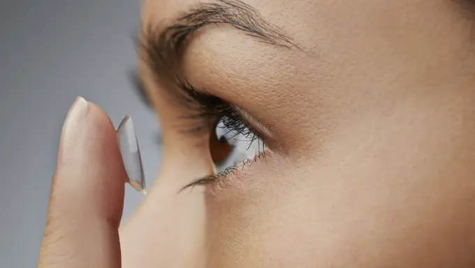 [Bintang] Bahaya, 6 Kesalahan Ini Sering Dilakukan Pengguna Lensa Kontak