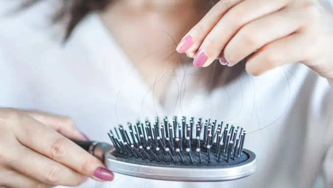 Ketahui Batasan Rambut Rontok yang Masih Normal dan Kondisi yang Harus Dikhawatirkan