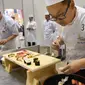 Peserta dari Prancis, Eric Ticana Sik serius menata sushinya saat mengikuti World Sushi Cup Japan 2016 di Tokyo, Kamis (18/8). Kejuaraan tahunan ini digelar selama dua hari dan didukung oleh pemerintahan Jepang. (Toru Yamanaka / AFP)