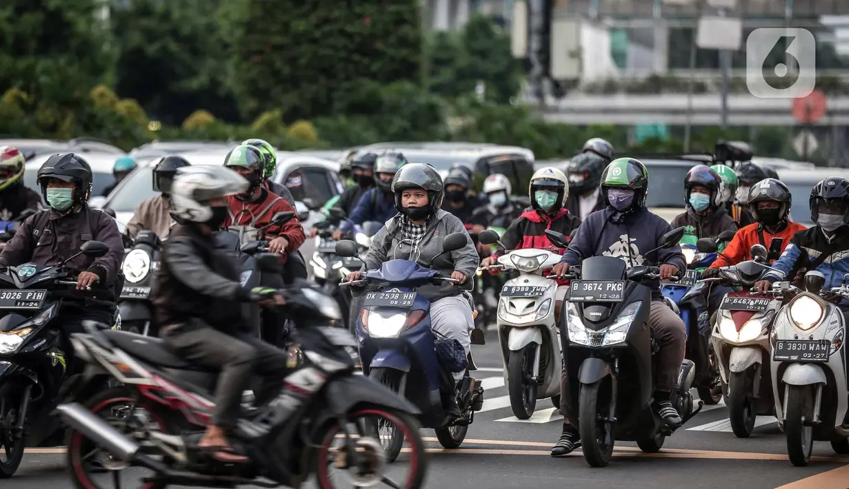 Sejumlah pengendara sepeda motor melintas di Jalan Thamrin, Jakarta, Selasa (17/5/2022). Presiden Joko Widodo atau Jokowi mengumumkan kebijakan pelonggaran penggunaan masker karena situasi pandemi COVID-19 di Indonesia sudah menunjukkan perbaikan. (Liputan6.com/Faizal Fanani)